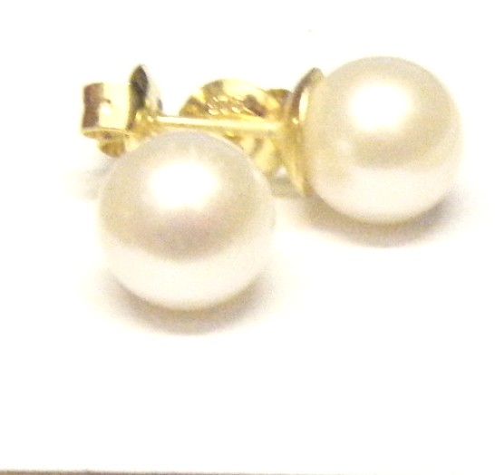 White AAA Round 8-8.5mm Pearl Stud Earrings